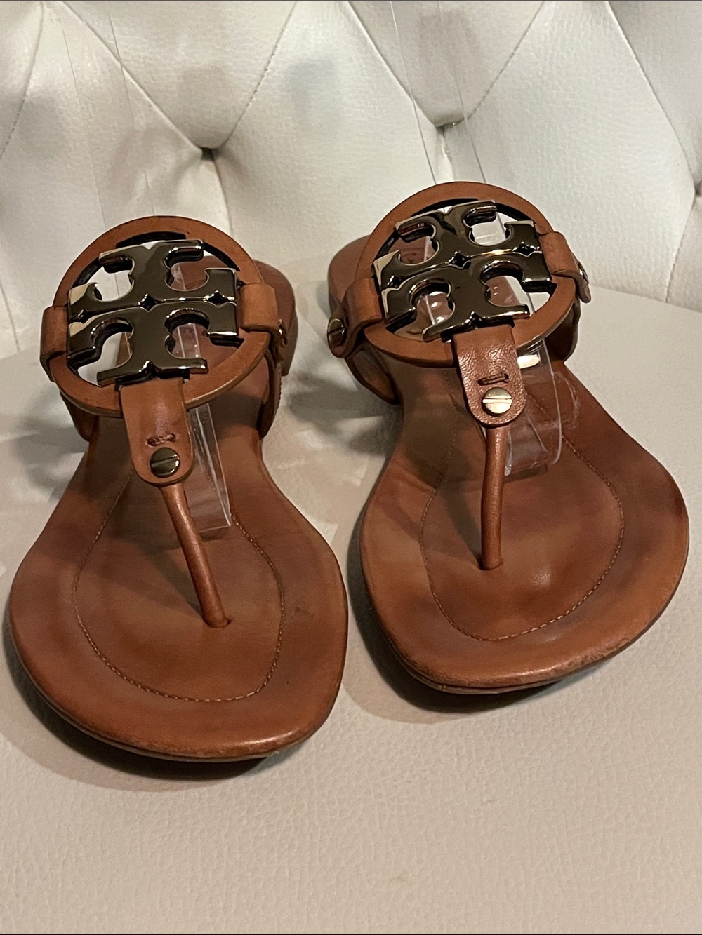 Tory Burch Tan Leather Gold Logo Thong Sandals Beautiful Eye Catching Luxury - Picture 8 of 15